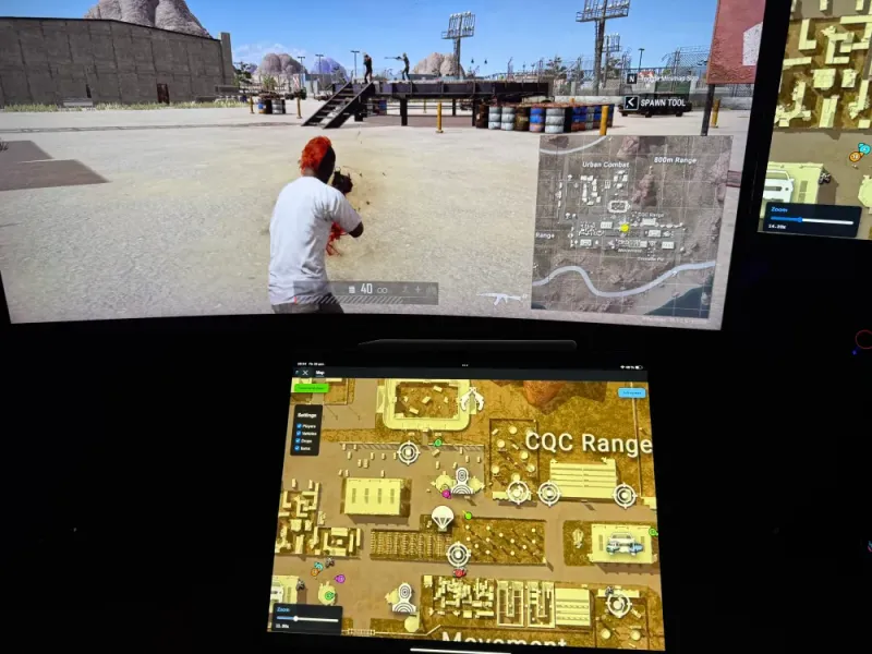 Фотография игровой setups: на основном мониторе — геймплей PUBG, на втором мониторе — открытый в браузере Arcane WEB Radar с активной картой, показывающей окружение противника.