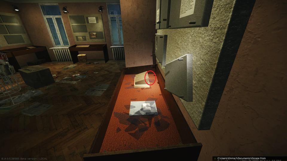 Ключ за наклонной подставкой в витрине