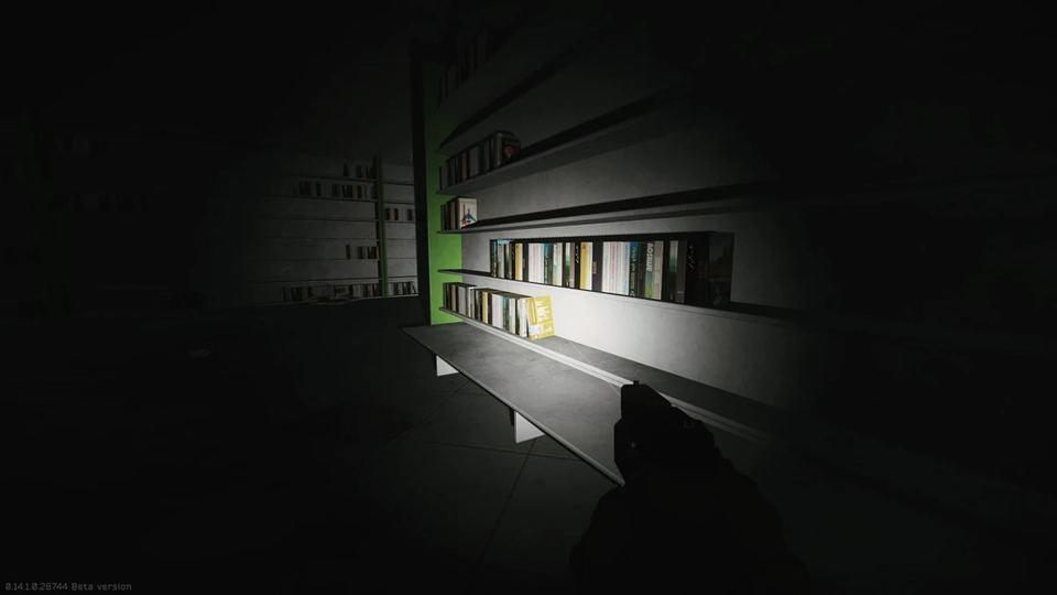 Вторая книга на нижней полке книжного магазина